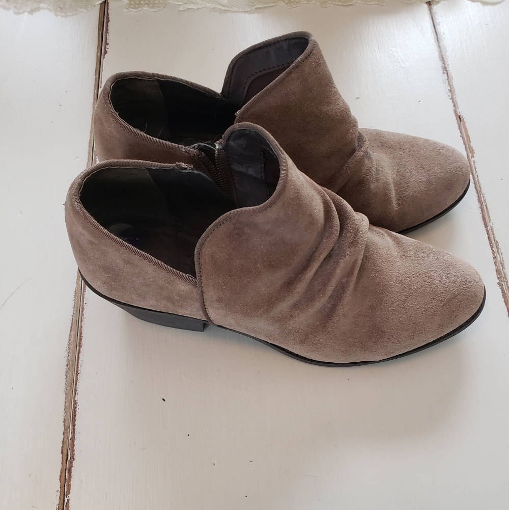 MeToo Womens Suede Booties